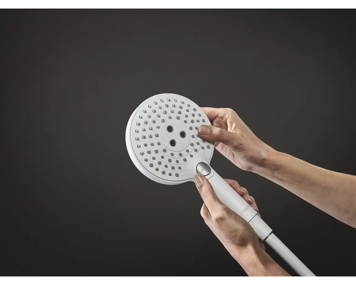 Handbrause in den Händen