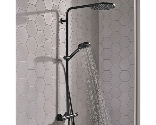 Duschsystem mit Kopfbrause und Handbrause im Badezimmer