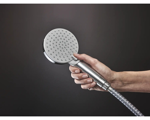 Handbrause mit Brauseschlauch in der Hand gehalten