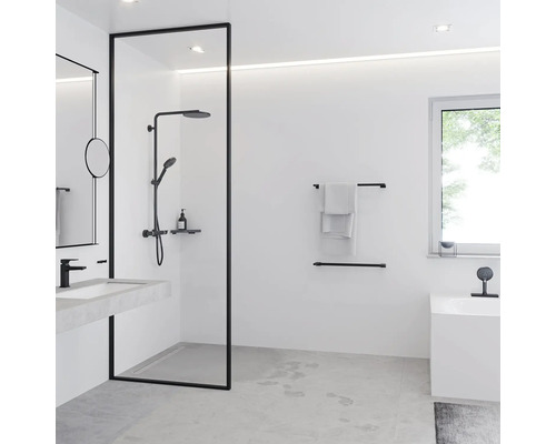 Helles Badezimmer mit Dusche, Waschbecken, Handtuchhalter und Badewanne