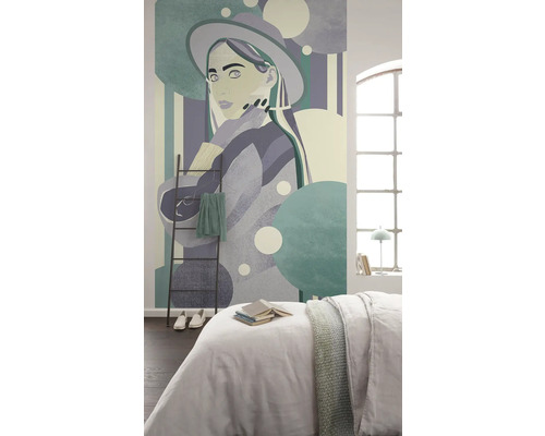 Schlafzimmer mit Fototapete, die eine Frau mit Hut darstellt