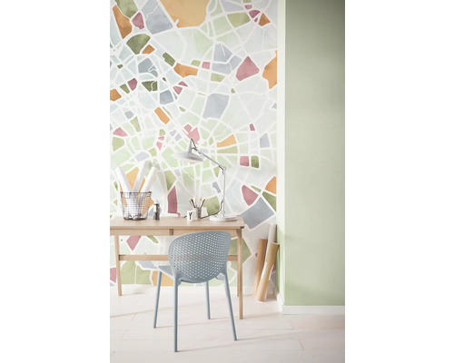 Helles Arbeitszimmer mit Schreibtisch, Stuhl und Wandtapete mit abstraktem Design