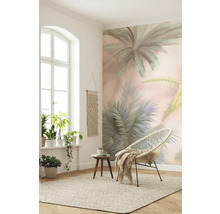 Wohnzimmer mit Palmenmuster-Tapete, Sessel, Teppich und Pflanzen