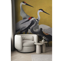 Wohnzimmer-Szene mit Sessel, Beistelltischen, Stehlampe und Tapete mit Kranichmotiv