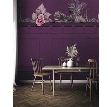 Esszimmer mit Holztisch, Holzstühlen und Wand mit Blumenmuster