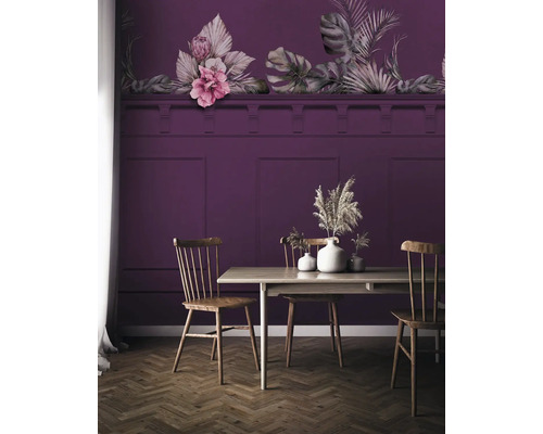 Esszimmer mit Holztisch, Holzstühlen und Wand mit Blumenmuster