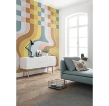 Modernes Wohnzimmer mit gemusterter Tapete, weißem Sideboard und hellblauem Sofa.