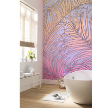 Badezimmer mit Badewanne und Tapete mit Palmenmuster