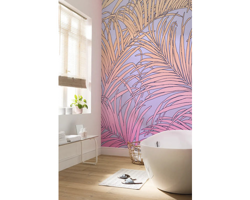 Badezimmer mit Badewanne und Tapete mit Palmenmuster