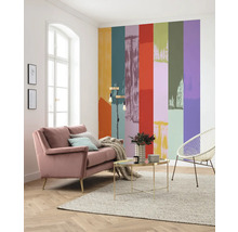 Wohnzimmer mit Sofa, Stehlampe, Tisch und farbenfroher Tapete