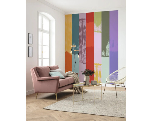 Wohnzimmer mit Sofa, Stehlampe, Tisch und farbenfroher Tapete