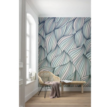 Innenraum mit gemusterter Tapete, Sessel und Bank