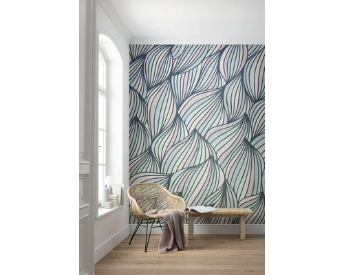 Innenraum mit gemusterter Tapete, Sessel und Bank