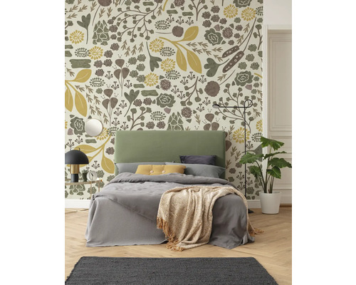 Schlafzimmer mit Bett vor floral gemusterter Tapete