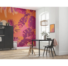 Helles Esszimmer mit tropischer Fototapete, Esstisch und Pendelleuchte