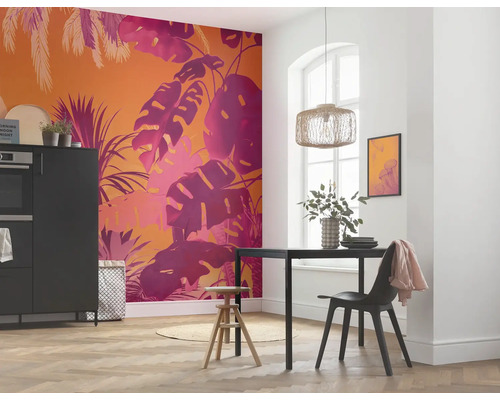 Helles Esszimmer mit tropischer Fototapete, Esstisch und Pendelleuchte