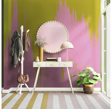 Eingangsbereich mit Konsole, Spiegel, Garderobe, Lampe, Zimmerpflanze und gestreiftem Teppich.