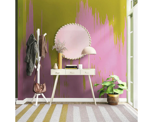 Eingangsbereich mit Konsole, Spiegel, Garderobe, Lampe, Zimmerpflanze und gestreiftem Teppich.