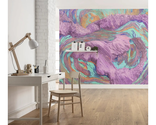 Arbeitszimmer mit Schreibtisch, Stuhl und einer Fototapete mit abstraktem Design