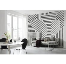 Wohnzimmer mit grafischer Tapete, Sofa, Tisch und Stühlen