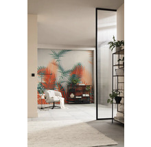 Wohnzimmer mit tropischer Fototapete, Sessel, Regalen und geriffelter Glastür