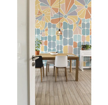 Esszimmer mit Holztisch, Stühlen und floraler Mustertapete