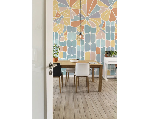 Esszimmer mit Holztisch, Stühlen und floraler Mustertapete