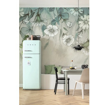 Küche mit pastellfarbenem Kühlschrank, Esstisch und floraler Tapete