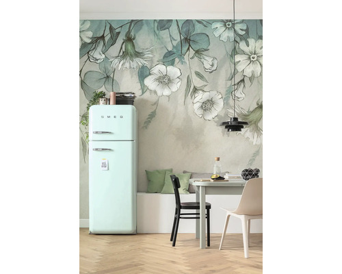 Küche mit pastellfarbenem Kühlschrank, Esstisch und floraler Tapete