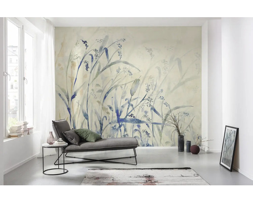 Wohnzimmer mit gemusterter Tapete, Liege und Dekoration