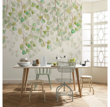 Esszimmer mit Esstisch, Stühlen und Wandtapete mit Pflanzenmuster