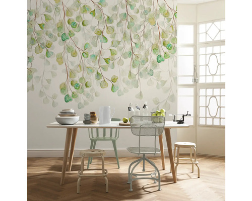 Esszimmer mit Esstisch, Stühlen und Wandtapete mit Pflanzenmuster