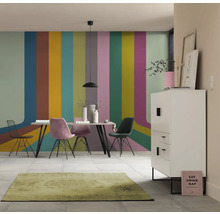 Esszimmer mit Esstisch, Stühlen, Sideboard und Teppich vor einer Wand mit Streifenmuster