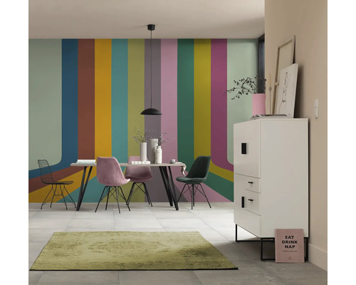 Esszimmer mit Esstisch, Stühlen, Sideboard und Teppich vor einer Wand mit Streifenmuster