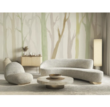 Wohnzimmer mit Sofa, Sessel, Tisch und Waldtapete