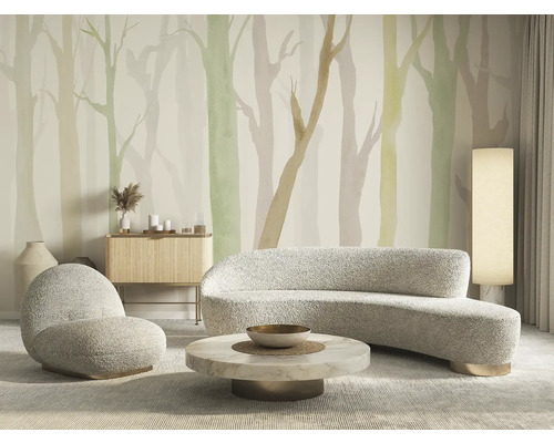 Wohnzimmer mit Sofa, Sessel, Tisch und Waldtapete