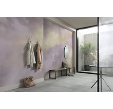 Eingangsbereich mit Wandgestaltung in Wolkenoptik, Garderobenhaken mit Jacken, Bank und Spiegel.