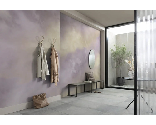 Eingangsbereich mit Wandgestaltung in Wolkenoptik, Garderobenhaken mit Jacken, Bank und Spiegel.