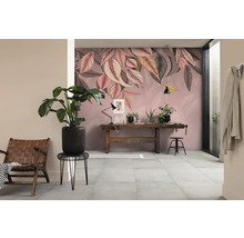 Wohnraum mit Blättertapete, Holztisch und Zimmerpflanzen