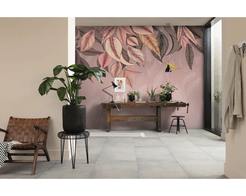 Wohnraum mit Blättertapete, Holztisch und Zimmerpflanzen