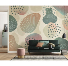 Wohnzimmer mit gemusterter Tapete, Sofa und Beistelltisch