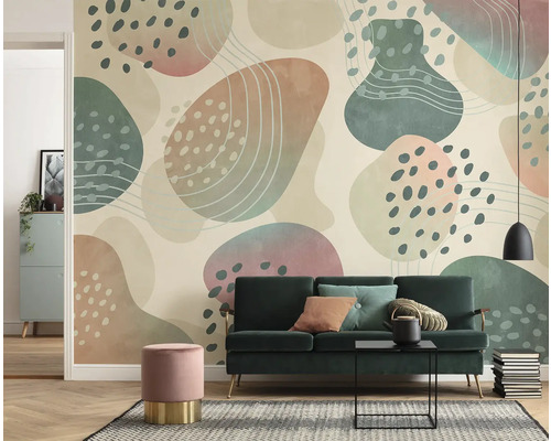 Wohnzimmer mit gemusterter Tapete, Sofa und Beistelltisch