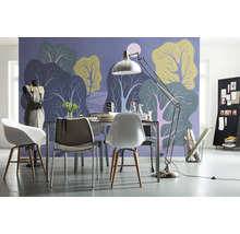 Heller Raum mit Esstisch, Stühlen, Stehlampe und einer Wandtapete mit Baum-Motiv