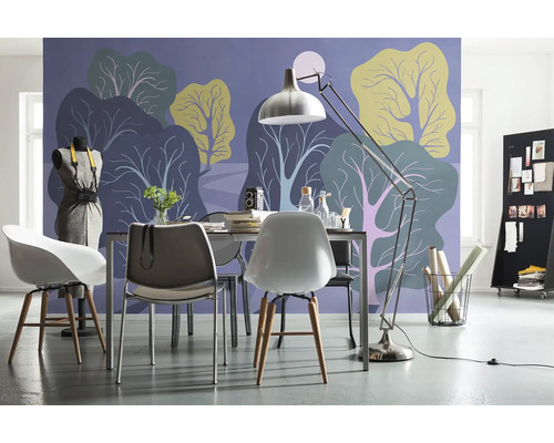 Heller Raum mit Esstisch, Stühlen, Stehlampe und einer Wandtapete mit Baum-Motiv
