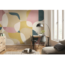 Helles Wohnzimmer mit gemusterter Tapete, Esstisch und Fenster für eine freundliche Atmosphäre.