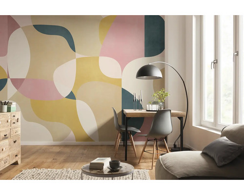 Helles Wohnzimmer mit gemusterter Tapete, Esstisch und Fenster für eine freundliche Atmosphäre.