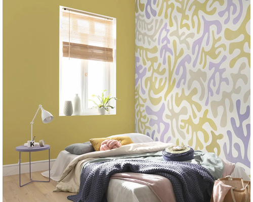 Schlafzimmer mit Bett, Nachttisch und gemusterter Tapete