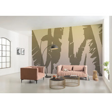 Wohnzimmer mit rosa Sofa, Sessel, Couchtischen, Bogenlampe und Fototapete mit Pflanzenmotiven