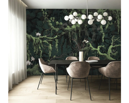 Esszimmer mit Esstisch, Stühlen und Fototapete mit Dschungelmotiv