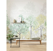 Wohnraum mit Waldtapete, Bank und Beistelltisch